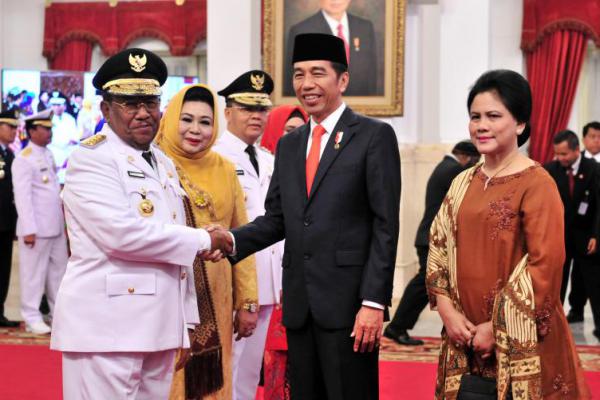 Presiden Lantik Gubernur Bengkulu dan Riau di Istana Merdeka