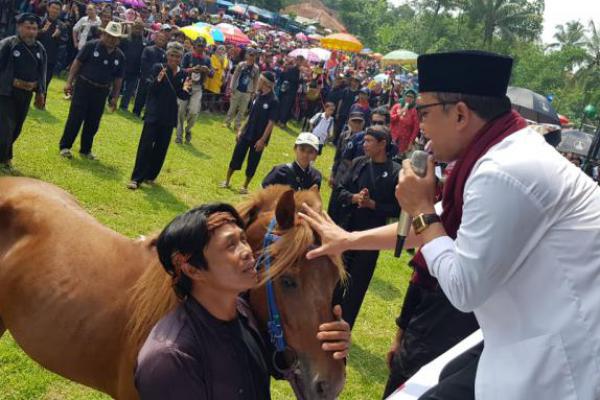 Komitmen Majukan Seni Tradisi dan Pariwisata, Maman Imanulhaq Serahkan Door Prize Kuda `01`