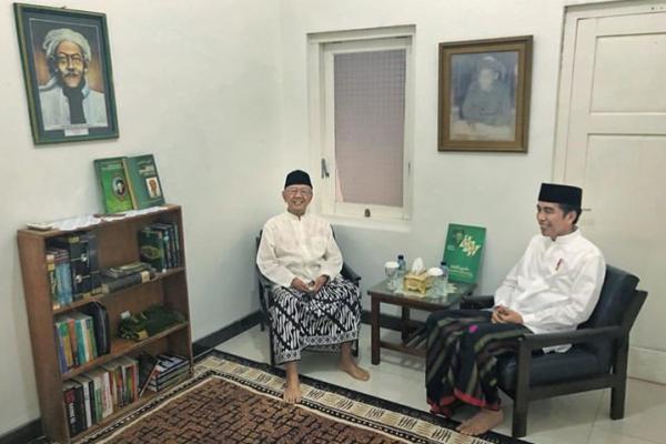 Usai Ziarah, Gus Sholah dan Jokowi Ngobrol di Kamar Mbah Hasyim