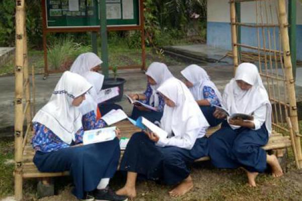 Ajak Masyarakat Bangun Saung Baca, Sekolah Ini Terapkan Materi “KPK”