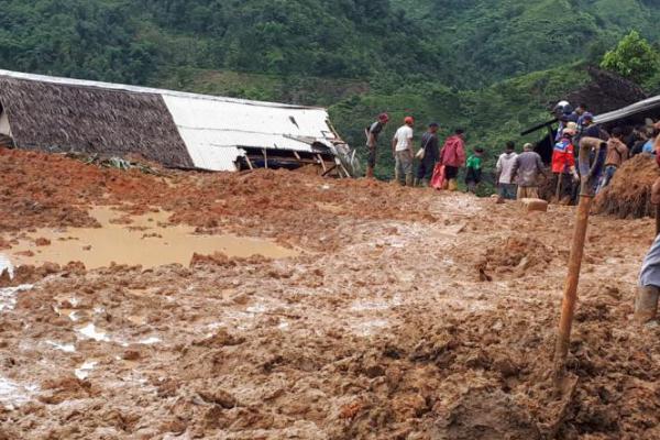 Puluhan Rumah Tertimbun Longsoran di Sukabumi