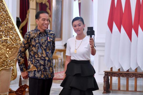 Cantiknya... Agnes Mo Ngevlog Bareng Presiden Jokowi