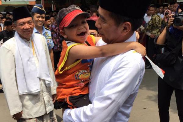 Kisah Haru Bocah Cianjur Berkebutuhan Khusus Digendong Jokowi