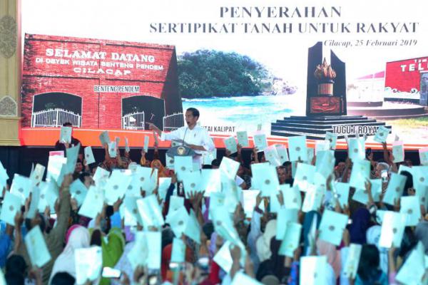 Pemerintah Serahkan Ribuan Sertifikat Tanah kepada Masyarakat Kalbar