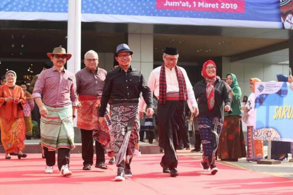 Gelar Fashion Show, Menaker Populerkan Kain Sarung