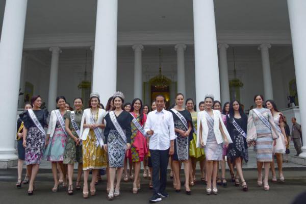 Gantengnya Jokowi Saat Terima Putri Indonesia 2019 di Istana Bogor