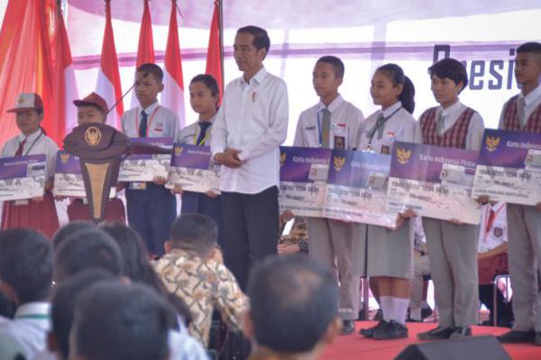 Presiden Jokowi Serahkan 2.000 KIP di Toba Samosir