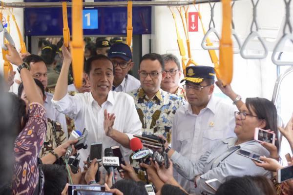 Berkaos Lengan Panjang, Presiden Jokowi Resmikan MRT Jakarta