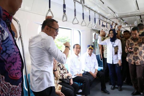 Menaker Hanif Dhakiri Dampingi Jokowi Jajal MRT Jakarta