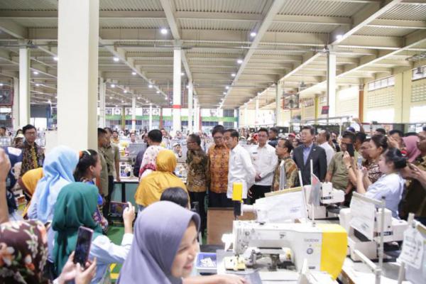 Menaker Hanif Dampingi Presiden Jokowi Kunjungi Pabrik Sepatu di Tangerang