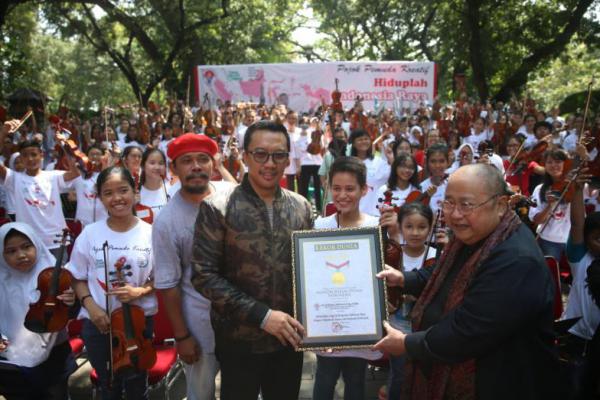 326 Pemuda Kreatif Pecahkan Rekor Dunia Bawakan Lagu Indonesia Raya, Menpora Bangga