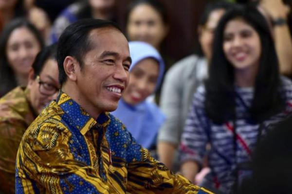 Dijenguk Jokowi dan Iriana, Risma Minta Maaf