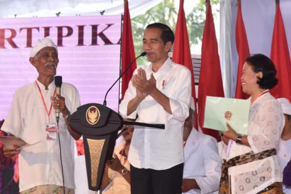 Serahkan 3.000 Sertifikat Tanah, Jokowi: Bali Provinsi Pertama yang Selesai Sertifikatnya