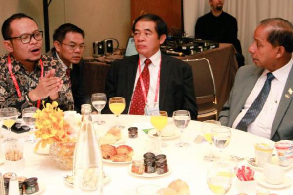 Kenakan Batik, Menaker Bertemu Menteri-Menteri Tenaga Kerja Se-ASEAN di Jenewa