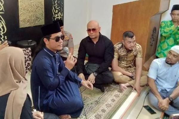 Mentalist Deddy Corbuzier Peluk Islam