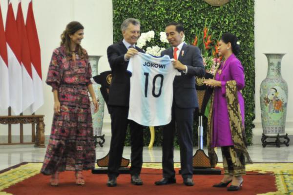 Terima Kunjungan Presiden Mauricio Macri, Jokowi Diberi Kaos Timnas Argentina
