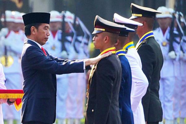 Presiden Jokowi Lantik Perwira Remaja TNI/Polri di Istana Merdeka