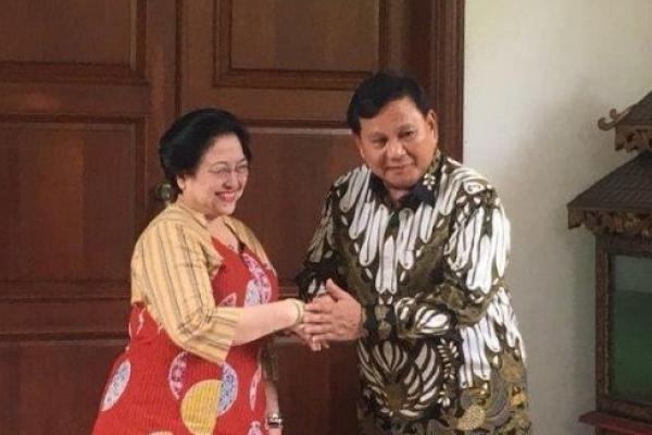 Kenakan Batik Cokelat, Prabowo Subianto Hadiri Kongres V PDI Perjuangan