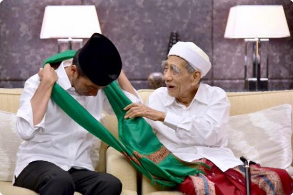 Jokowi Kenang Mbah Moen, Salat Bareng dan Diberi Surban Hijau