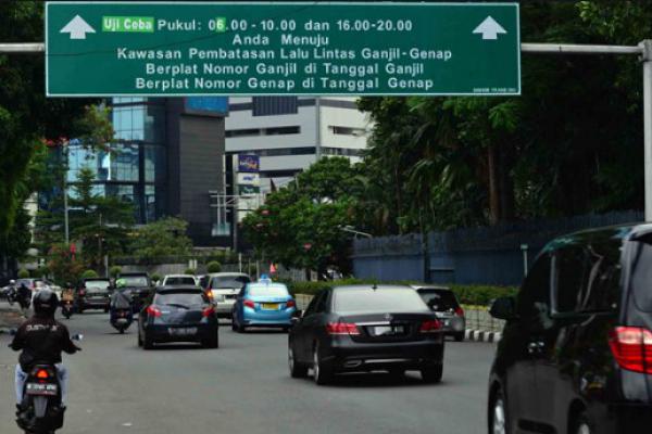 Diberlakukan Hari ini, Puluhan Pelanggar Aturan Ganjil Genap Ditilang di Tomang