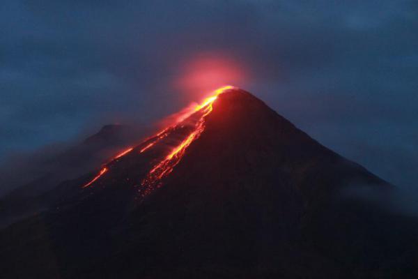 Gunung Merapi Luncurkan Awan Panas ke Hulu Kali Gendol