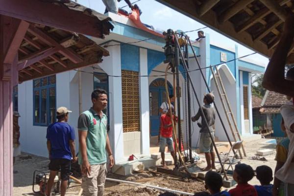 Kekurangan Air Bersih, Mahasiswa Kukerta UIN SMH Banten Bantu Pengeboran Sumur