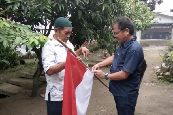 Gugah Nasionalisme, Ketua DPW PKB Sumut Bagikan Bendera Merah Putih