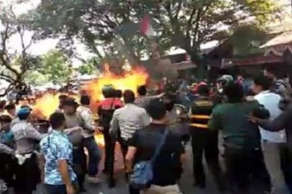 Aksi Massa Cipayung Plus di Cianjur Rusuh, 3 Polisi Terbakar