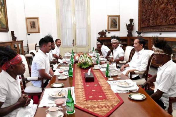 Presiden Makan Siang dengan Pemenang Festival Gapura Cinta Negeri dari Papua