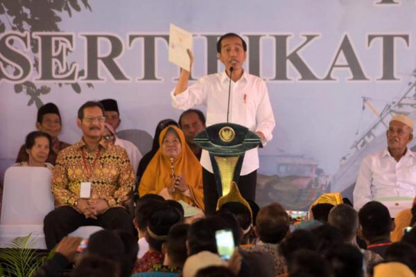 Presiden Jokowi Serahkan 3.000 Sertifikat Tanah ke Warga Pontianak