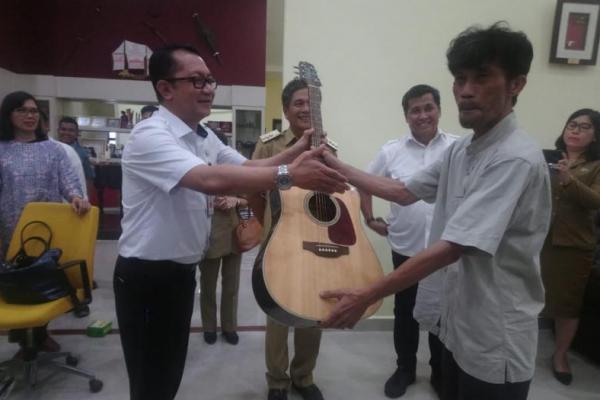 Meriahkan Puncak Acara Sail Nias 2019, Kemendes PDTT Bantu Alat Musik 