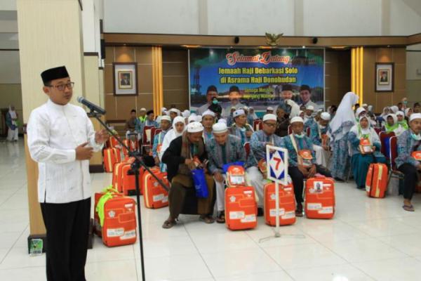 Gelombang Kedua, Jemaah Asal Jateng-DIY Tiba di Bandara Internasional Adi Soemarno Solo