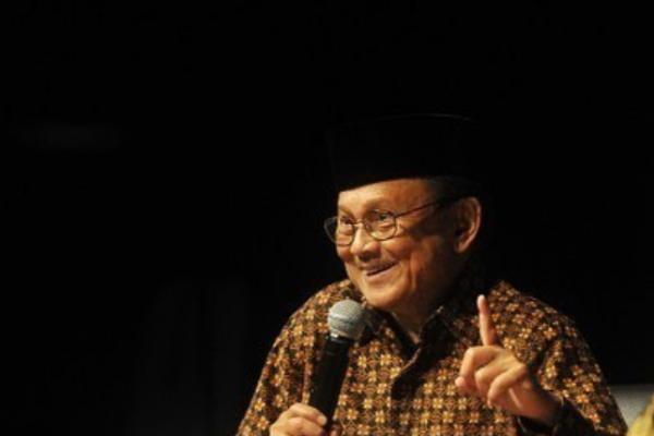 Jenazah BJ Habibie Dibawa ke Kediamannya dari RSPAD Gatot Soebroto