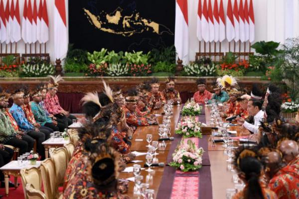 Jokowi Janji Berikan Kesempatan 1000 Sarjana Papua dan Papua Bekerja di BUMN