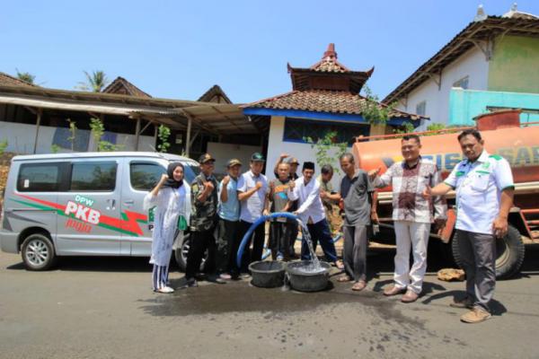 Bantu Warga Gunungkidul yang Kekeringan, PKB DIY Salurkan Air Bersih