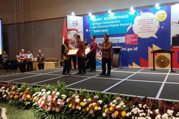 Berikan Informasi Hukum Cepat dan Akurat, JDIH Kemnaker Raih Penghargaan JDIH Award 2019