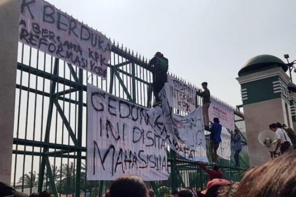 18 Ribu Aparat Tak Bersenpi Amankan Demo Mahasiswa di Gedung DPR