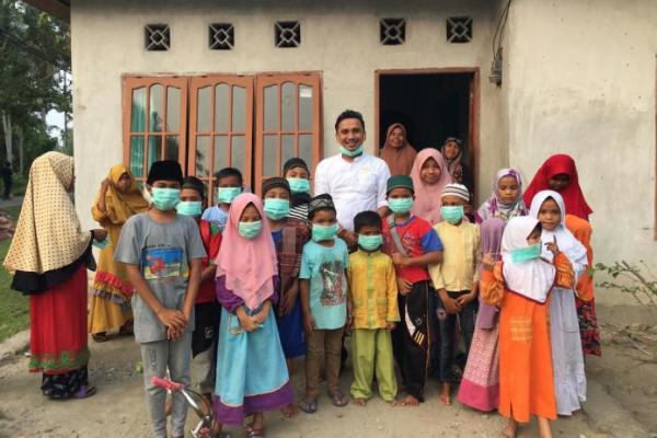 Peduli Kesehatan Masyarakat, Anggota DPRD FPKB Sumbar Bagikan Masker