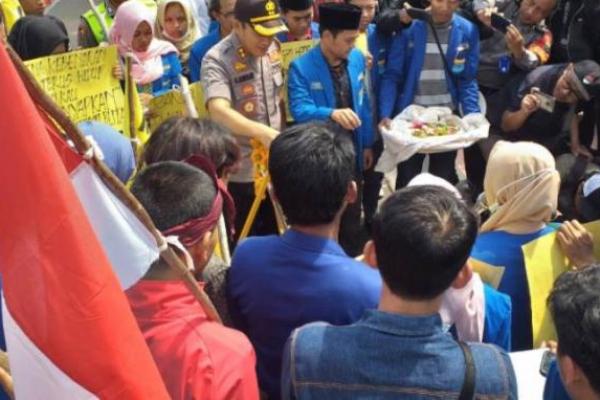 Dua Mahasiswa Kendari Tewas, PMII Blitar Gelar Tabur Bunga dan Salat Gaib di Polres