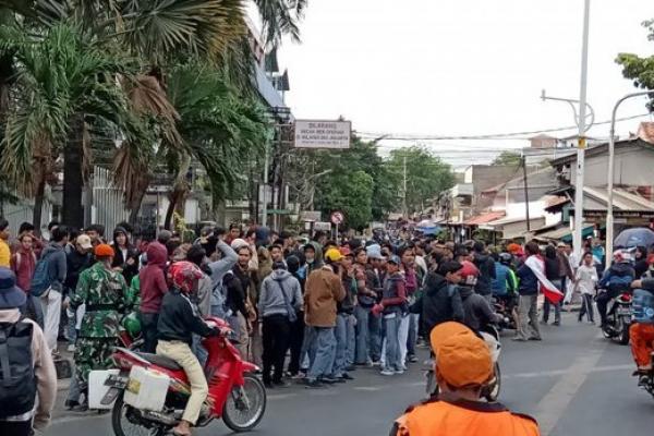 Menyejukkan! Begini Potret Aksi Damai Mahasiswa di Sela Pelantikan DPR