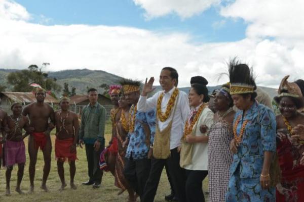 Tiba di Pegunungan Arfak, Presiden Jokowi Disambut Tarian Tumbu Tanah