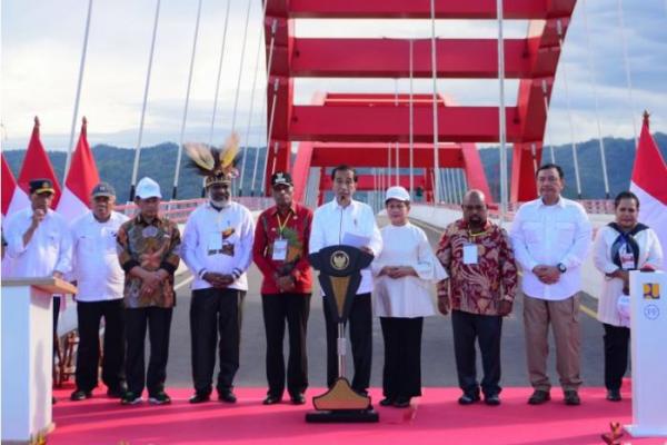 Presiden Jokowi Resmikan Jembatan Youtefa di Papua