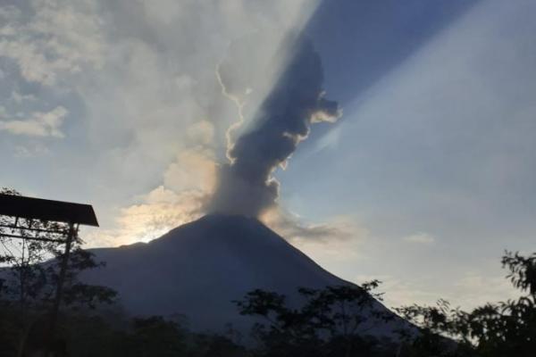 Waspada! Gunung Merapi Semburkan Awan Panas Sejauh 1,5 KM