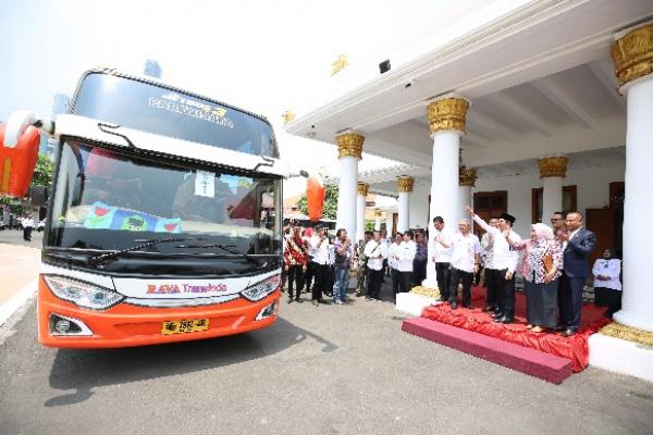 Gus Halim Lepas 100 KK Transmigran Asal Jatim ke Kaltara