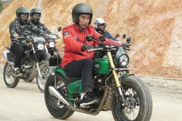 Keren! Jajal Jalan Perbatasan Kaltara, Jokowi Kendarai Kawasaki W175 Bergaya Tracker