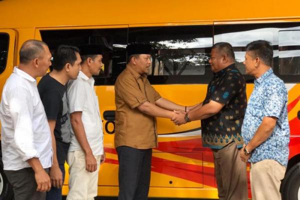 Irmawan Serahkan Bantuan Bus Sekolah untuk Aceh Selatan