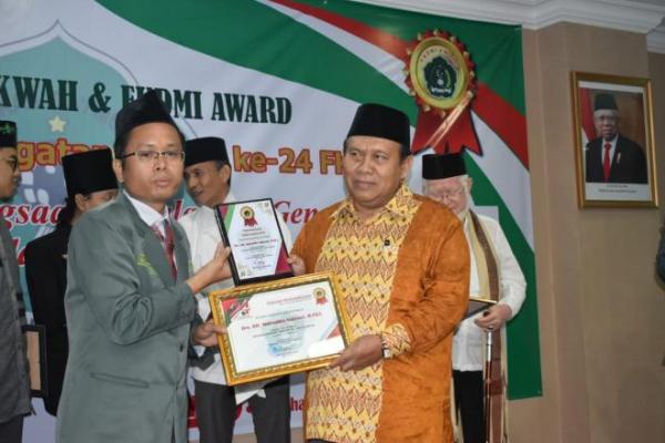 Ketua IKA PMII Sumsel, KH. Amiruddin Nahrawi Raih Anugerah FKDMI Award 2019