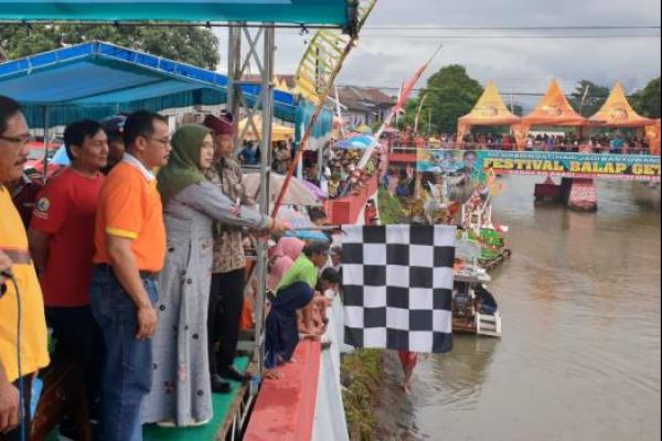 Meski Hujan, Ribuan Warga Tetap Antusias Tonton Balap Gethek di Karangdoro