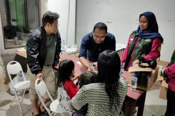 Gus Muhaimin Bersama Tim Medis NU Peduli Bantu Korban Banjir di Kemang