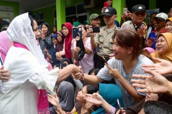 Iriana Jokowi Kunjungi Langsung Korban Banjir di Kota Tangerang